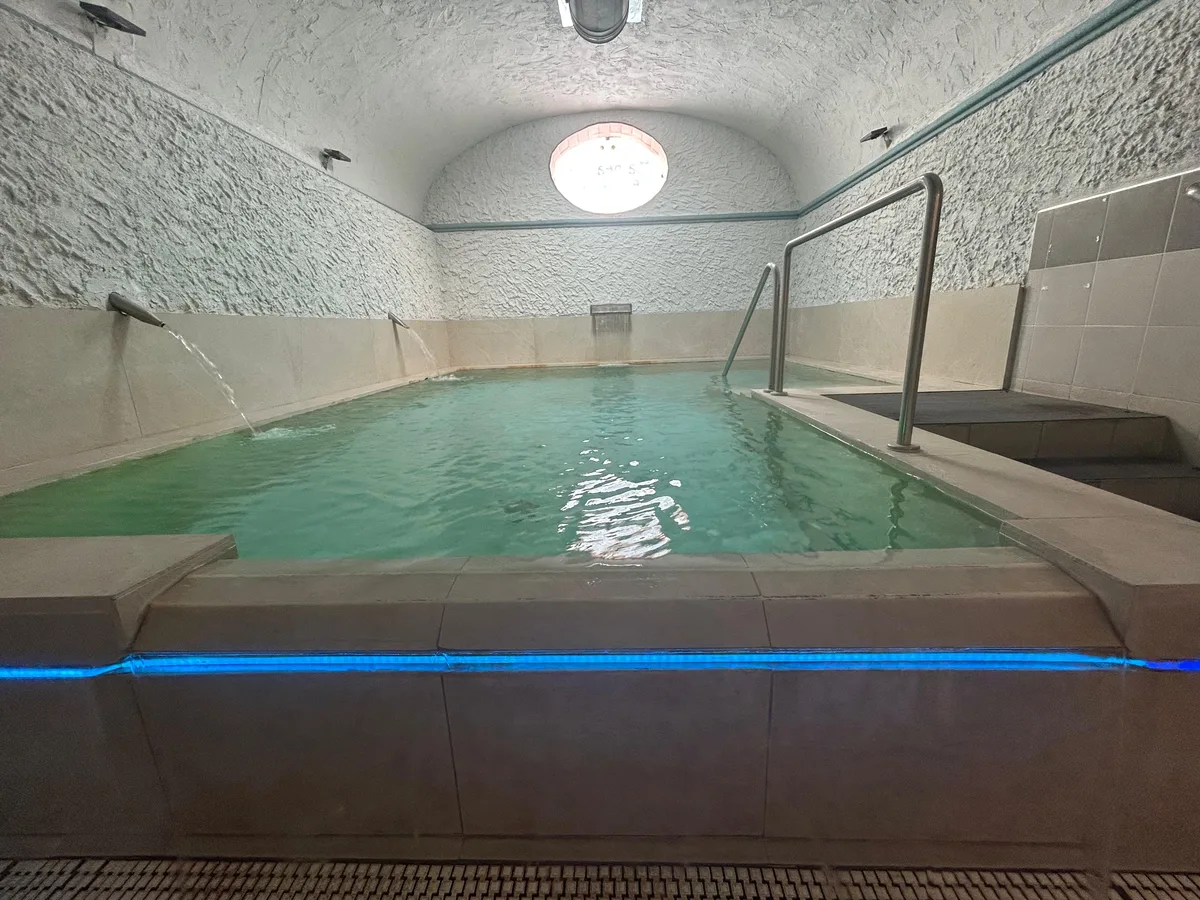 La piscina termale interna sotto la volta in pietra