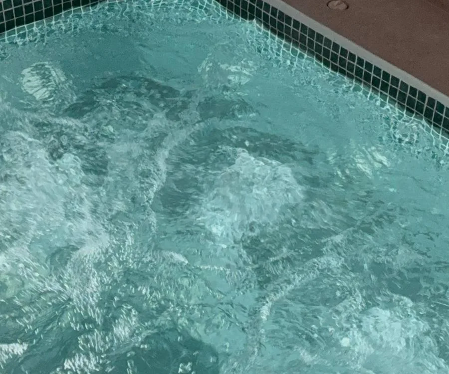 El agua en movimiento del circuito termal