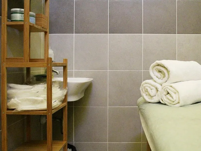 La cabina dei trattamenti, con gli asciugamani pronti