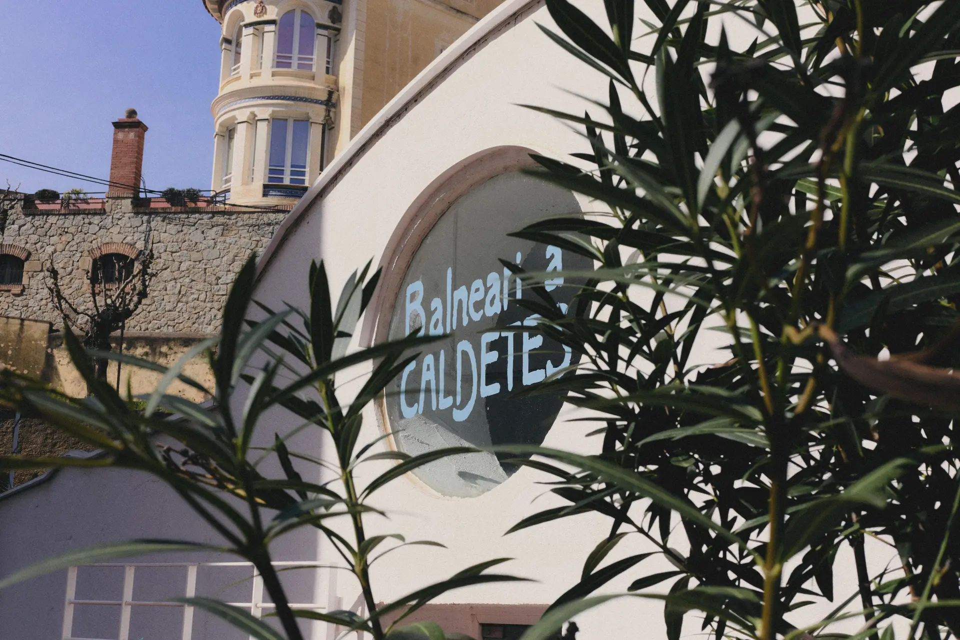 La fachada del Balneario de Caldetes con el logotipo pintado en la ventana redonda