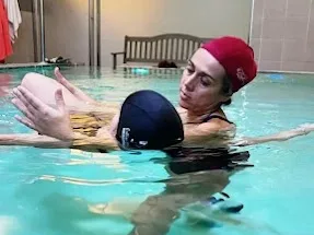 Seduta di fisioterapia in acqua termale nella piscina
