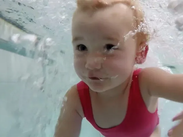 Una bambina nell'acqua termale durante una seduta in acqua