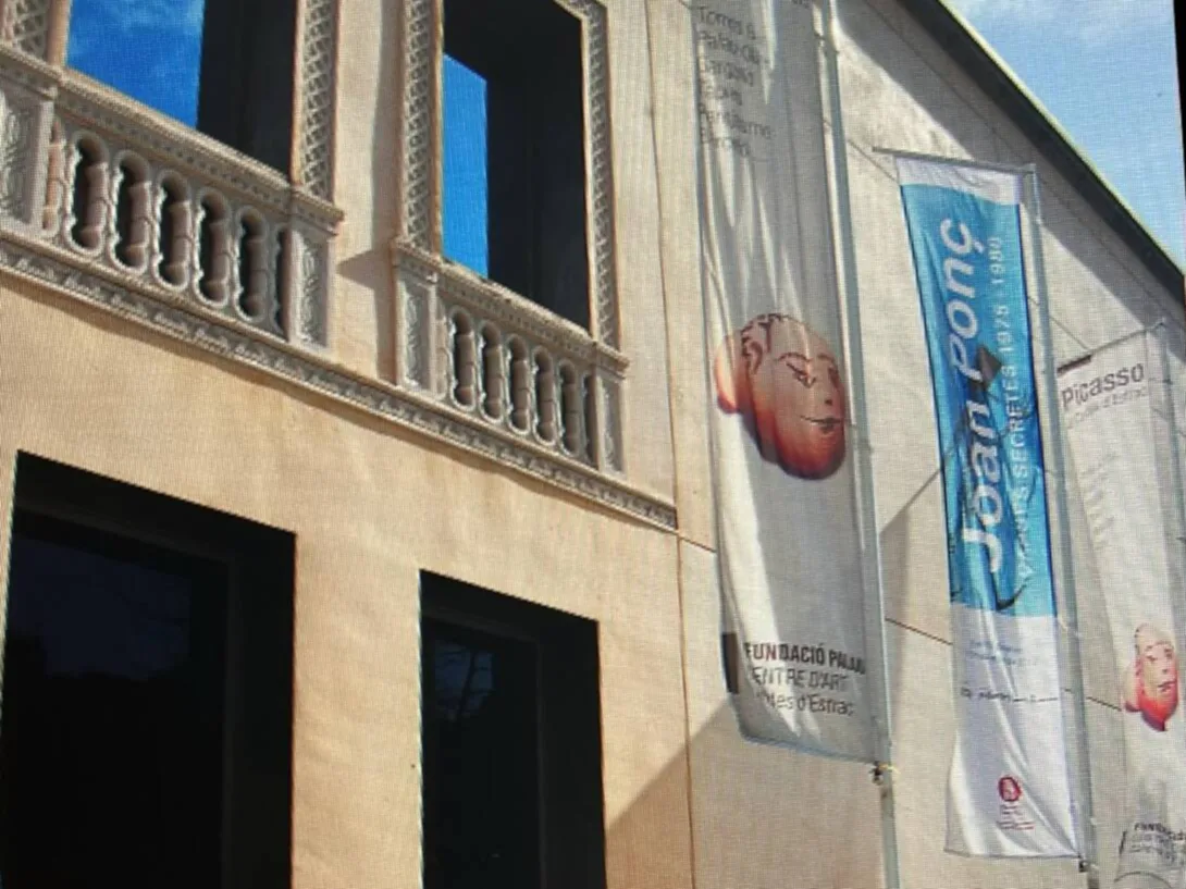 La facciata della Fundació Palau di Caldes d'Estrac, con gli stendardi delle mostre di Picasso e Joan Ponç