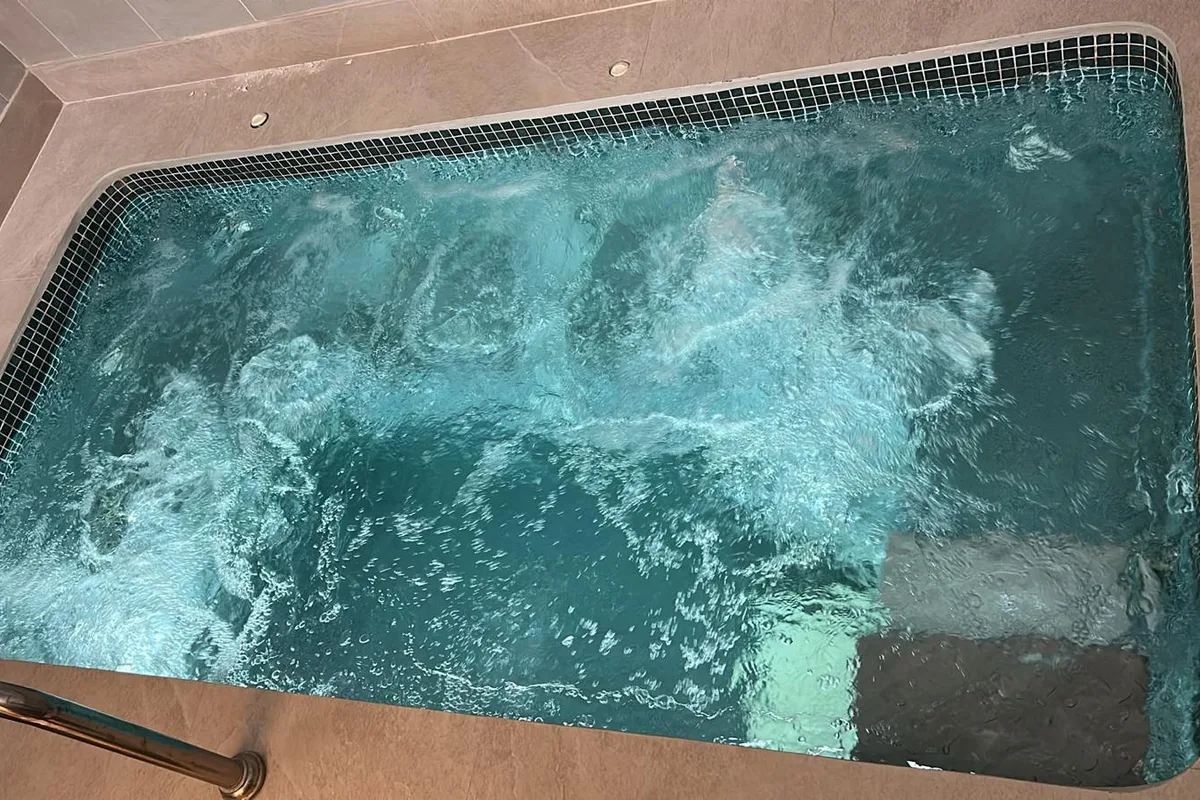 La vasca idromassaggio con acqua termale in funzione, con l'acqua in movimento