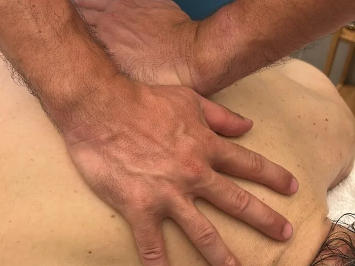 Massaggio alla schiena nella cabina dei trattamenti