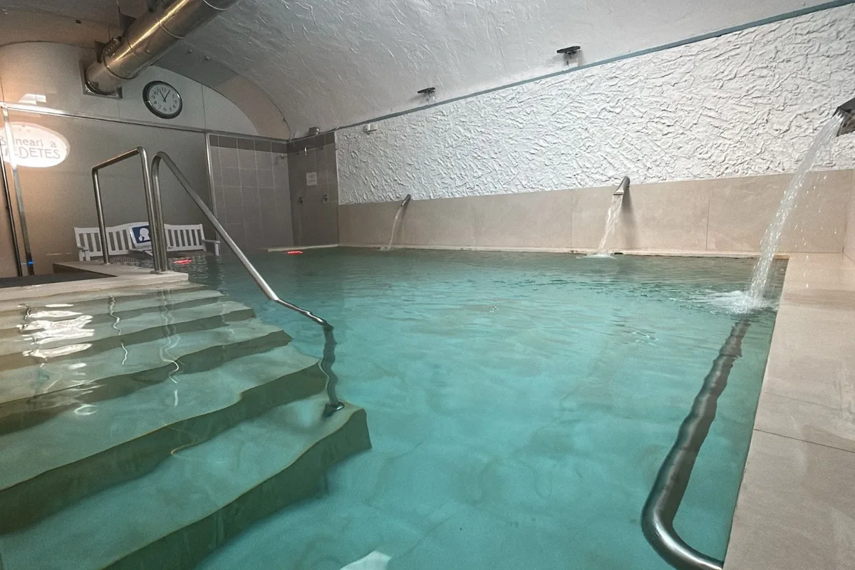 La piscina termal amb les escales i els dolls d'aigua
