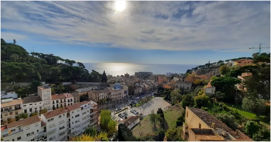 Veduta dall'alto di Caldes d'Estrac, con il paese e il mare sullo sfondo